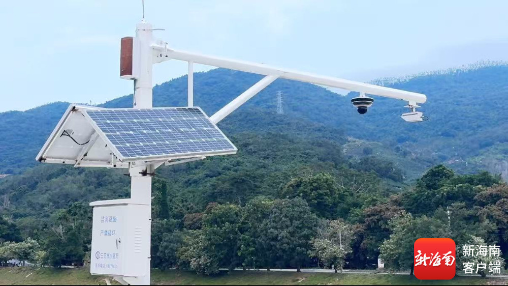 工程新建21座AI视频监控站实时监测河道岸线、漂浮物及违规行为，数据直连三亚市水务局智慧水务平台。记者 胡丽齐 摄