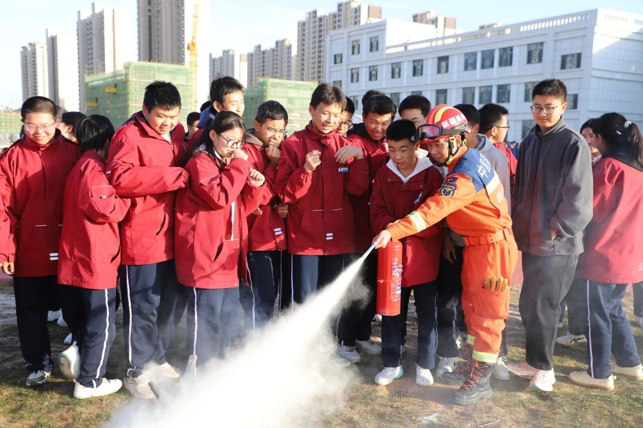 消防员手把手教学生灭火