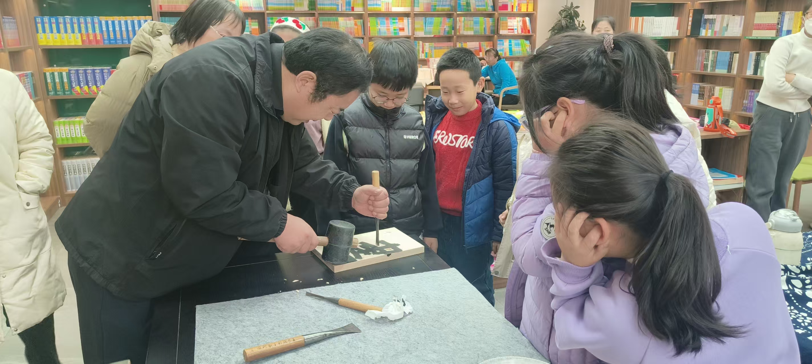 衡水饶阳：“文化名家大讲堂”带孩子们沉浸式感受书刻之美