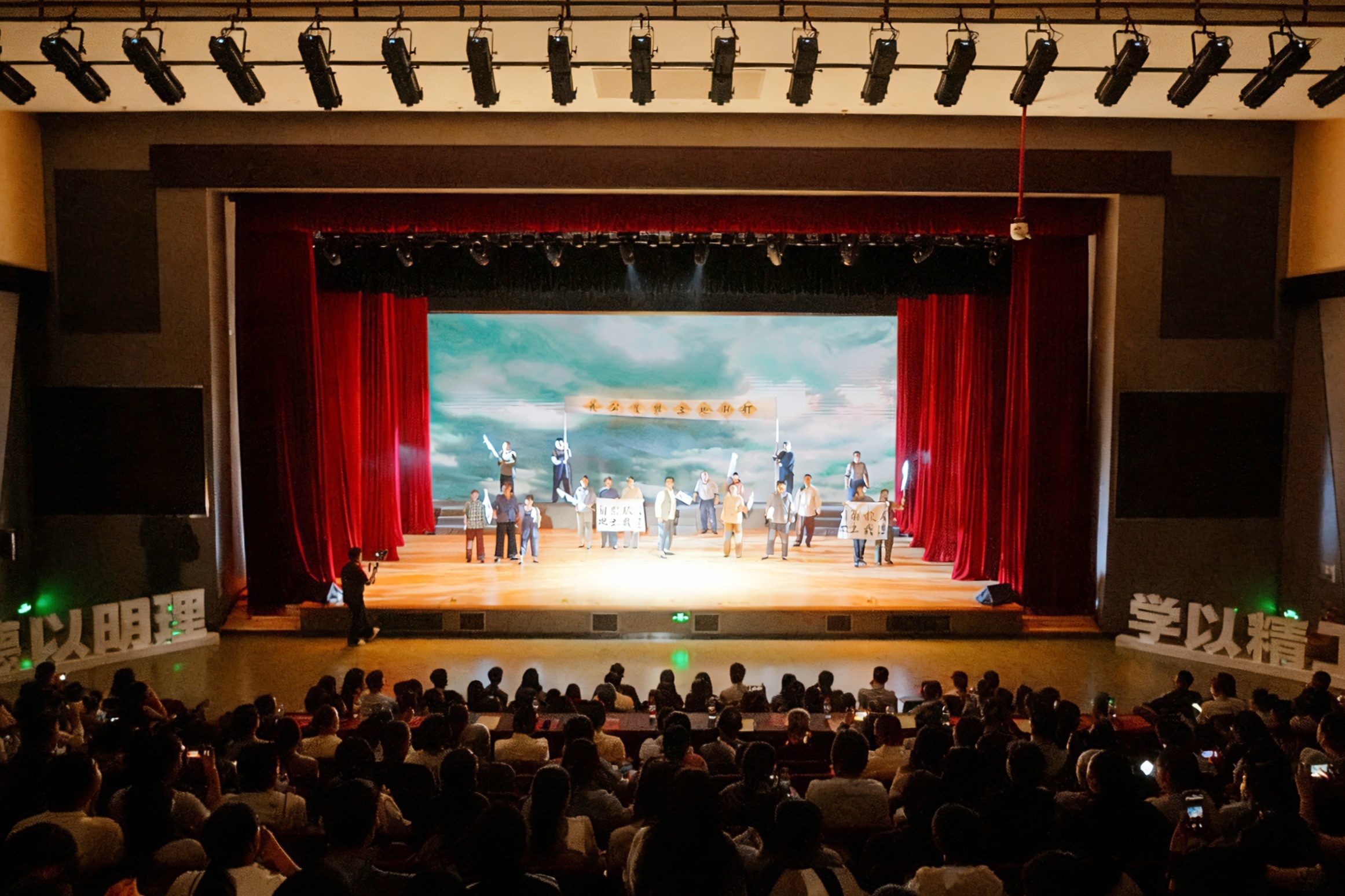 大型原创话剧《灯塔》专场演出在北京理工大学（珠海）文体中心音乐厅举行。