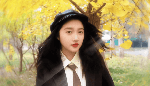 关晓彤穿衬衣打领带,气质在线。