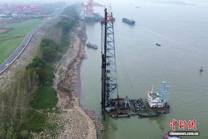 11月18日，上港集团九江城西二期码头开港。图为项目建设期间，首根水上钢护筒沉桩作业在进行。中建港航局供图