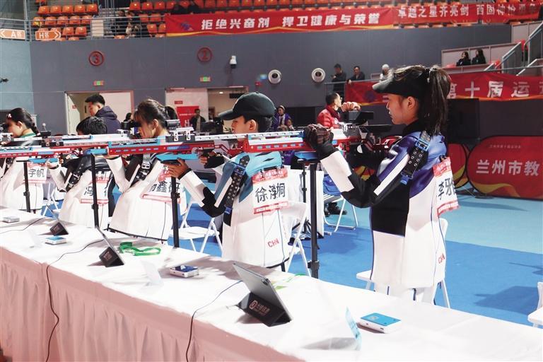 光电射击参赛选手凝神屏息