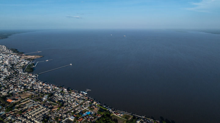 这是11月9日在巴西马卡帕市拍摄的城市与亚马孙河景观(无人机照片)。