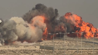 当地时间11月21日,一架印度产“光辉”战机在迪拜航展的飞行表演上坠毁。 图源:《印度时报》