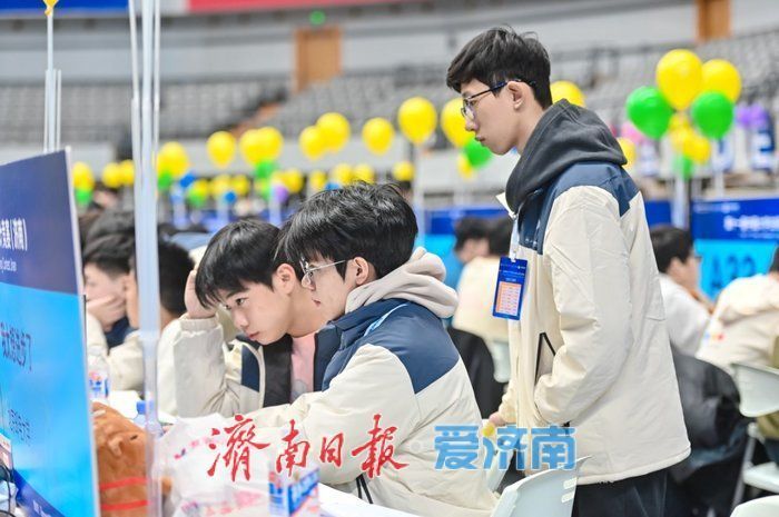 选手全神贯注投入比赛