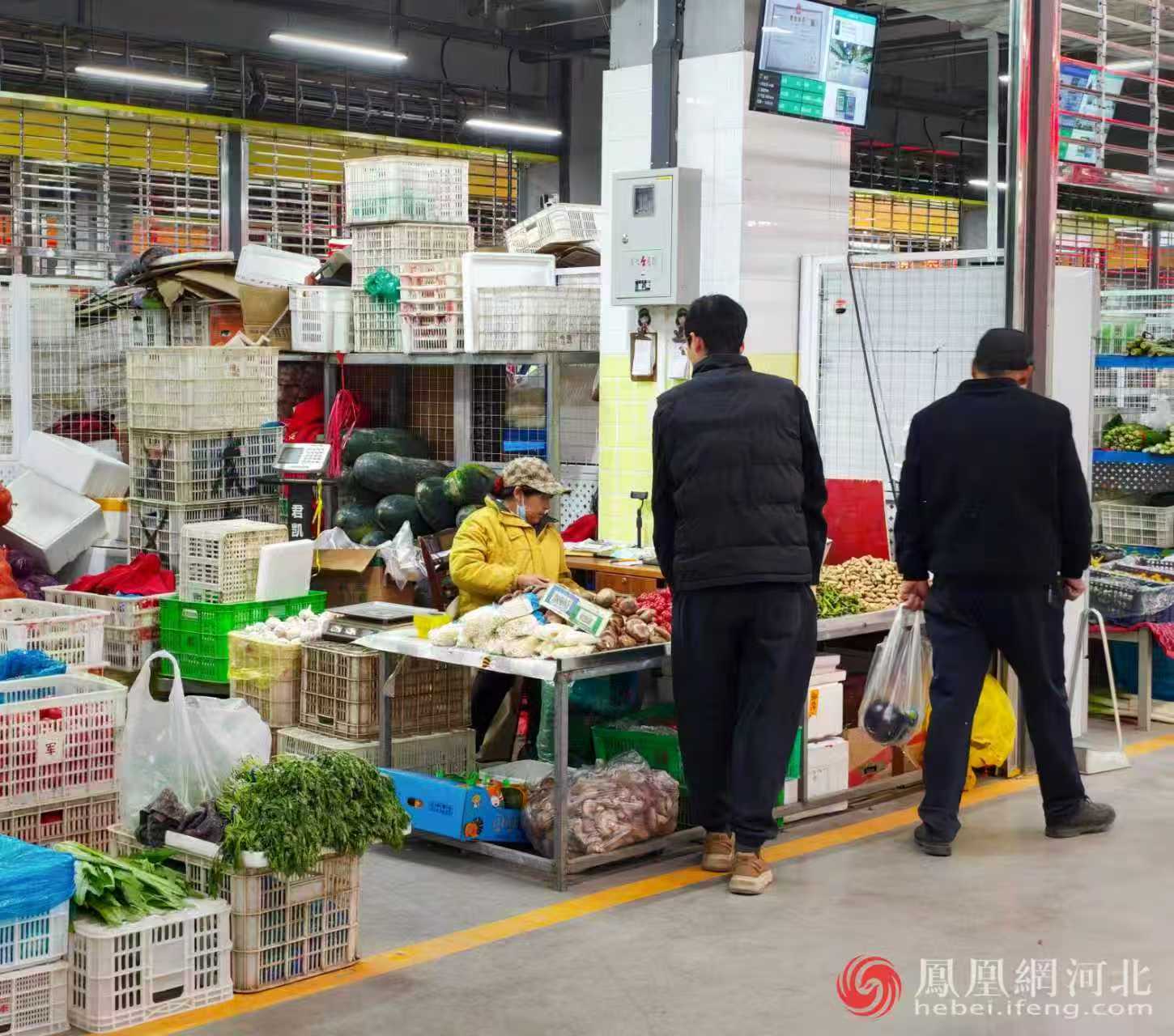 市民在白佛民生广场购物场景