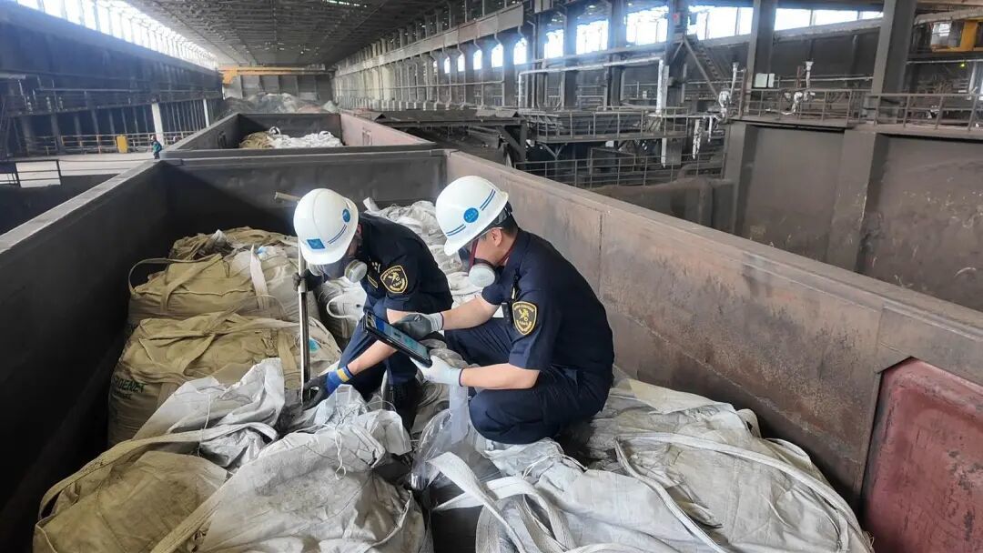 △金昌海关工作人员检验蒙古国铜精矿（资料图）