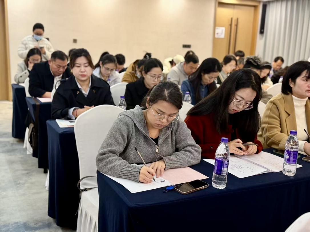 参会老师认真聆听记录