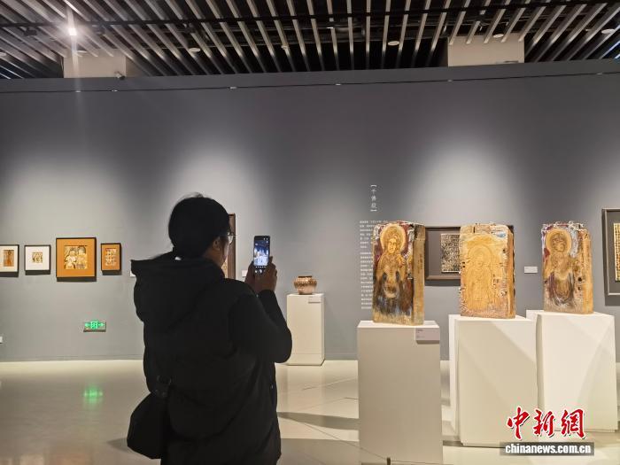 11月18日，主题展览“丝路回望·瓷上中国——釉色里的敦煌”在江西省美术馆开幕。钟剑桥　摄