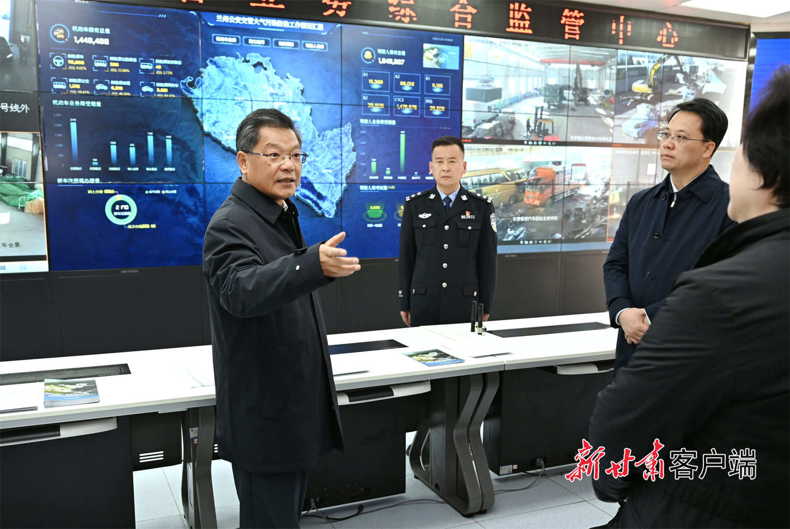 11月20日,省委副书记、省长任振鹤在兰州市调研大气污染防治工作,并召开专题会议研究部署进一步加强大气污染防治措施。新甘肃·甘肃日报记者 盛学卿