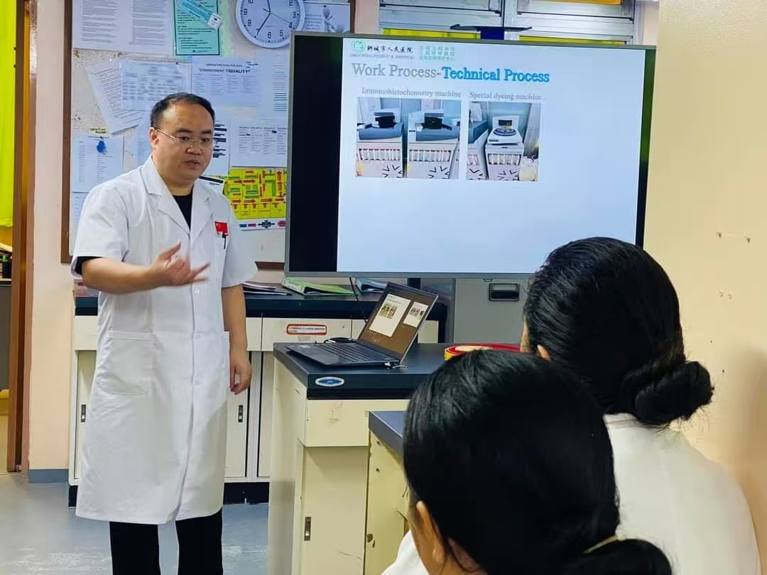 2024年9月14日，鲁庆阳在维奥拉医院检验科为工作人员培训病理技术