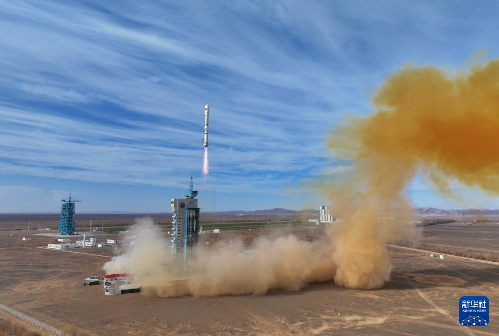 11月19日12时01分，我国在酒泉卫星发射中心使用长征二号丙运载火箭，成功将实践三十号A、B、C星发射升空，卫星顺利进入预定轨道，发射任务获得圆满成功。新华社发（汪江波　摄）