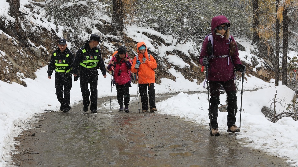 ▲丹东派出所民辅警在雪中巡逻