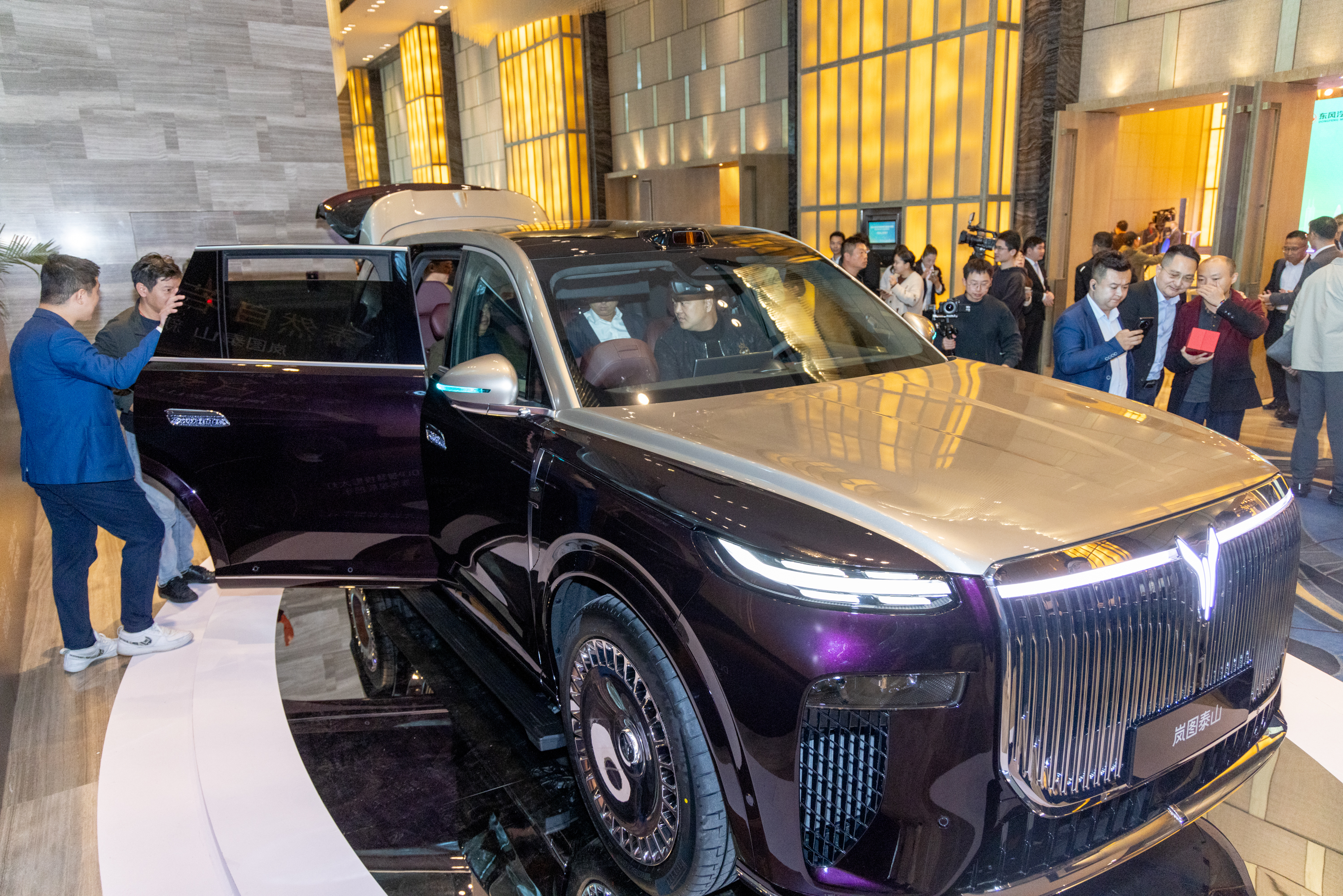 东风万里神州行走进大湾区 “武汉造”“车谷造”汽车斩获2000台订单