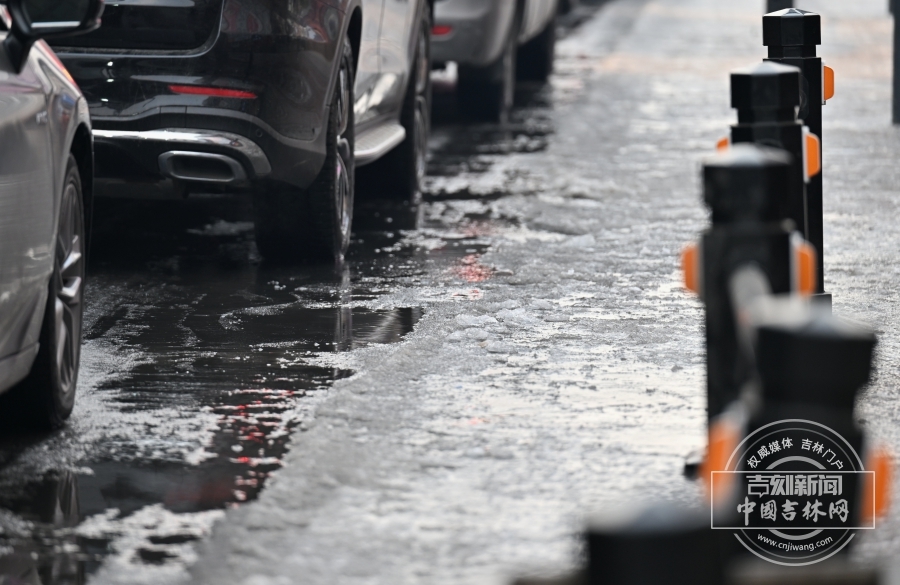 长春气温骤降，街头寒意弥漫。市民纷纷换上厚羽绒服、毛领外套，孩童的卡通保暖帽透着俏皮；路面结起薄冰，落叶覆于冰面，全城开启冬日御寒模式，裹紧衣衫的身影成街头日常。