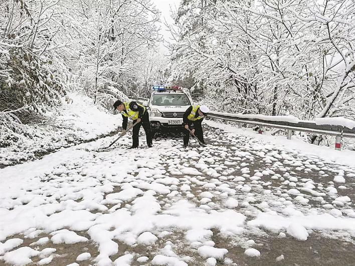 十堰“破冰人”顶风冒雪奋战一线 通讯员供图