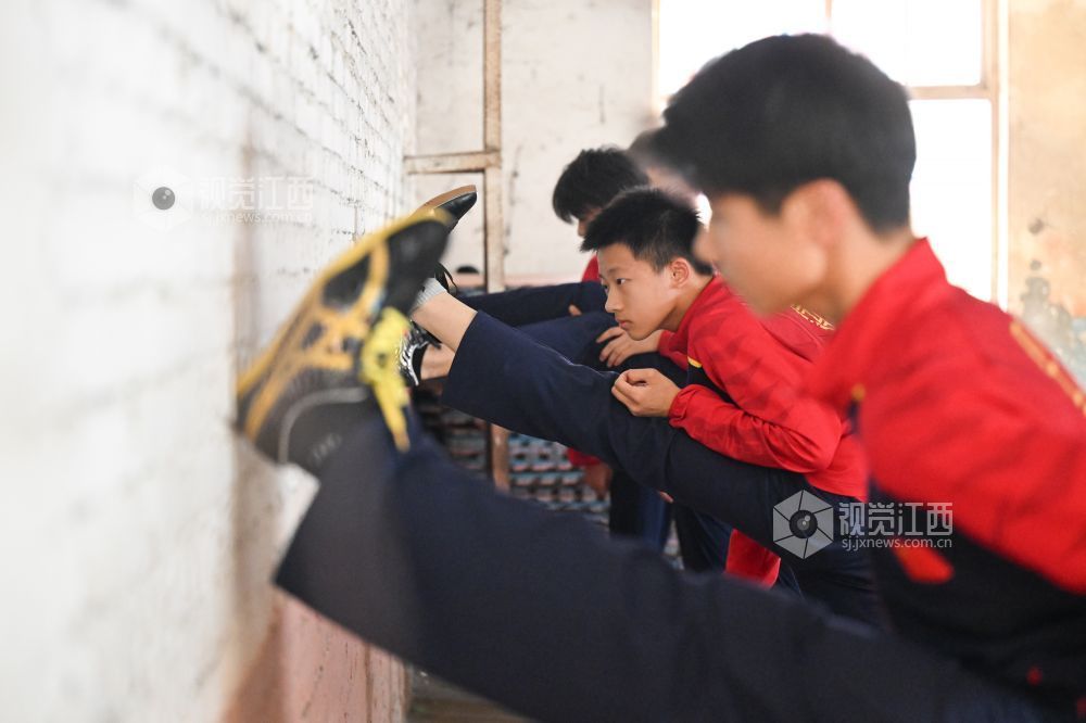 训练前，学生进行热身拉伸运动。