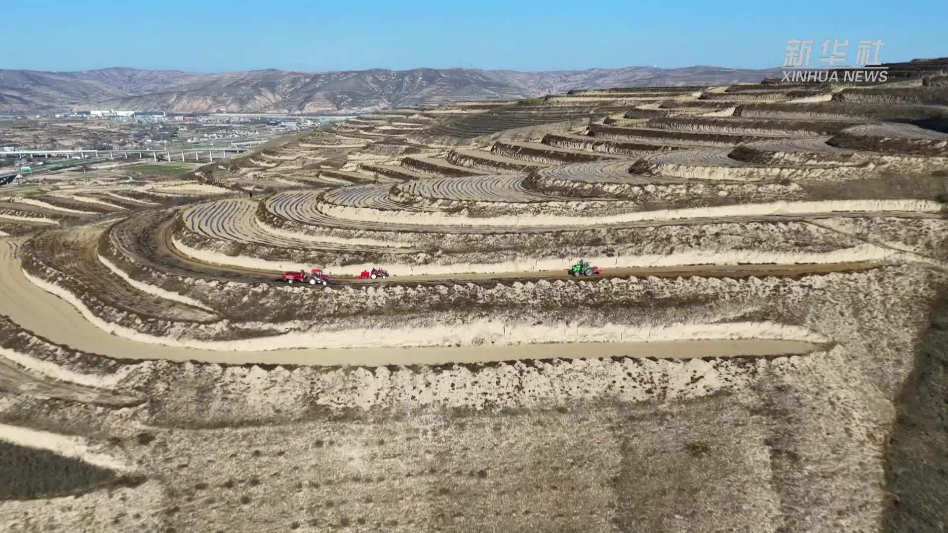 甘肃定西：覆膜保墒忙 旱塬“穿冬衣”