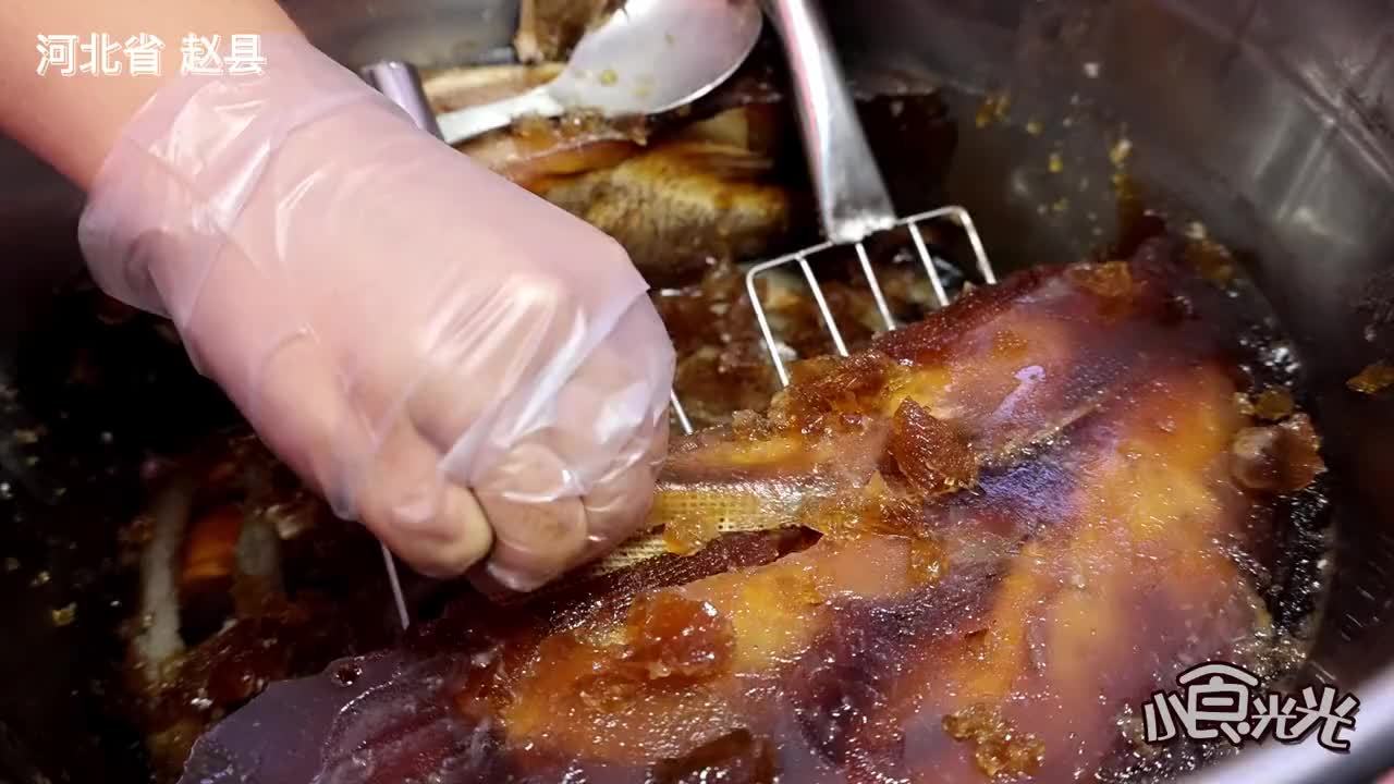 河北大哥卖酥鱼，2000年御菜沦落街头，2斤鱼灌1斤水，25元一条