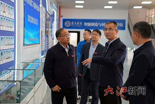 11月14日下午，宣讲前，许朝杰在宜春学院智能制造与材料化工学院调研。本报全媒体记者邹海斌摄