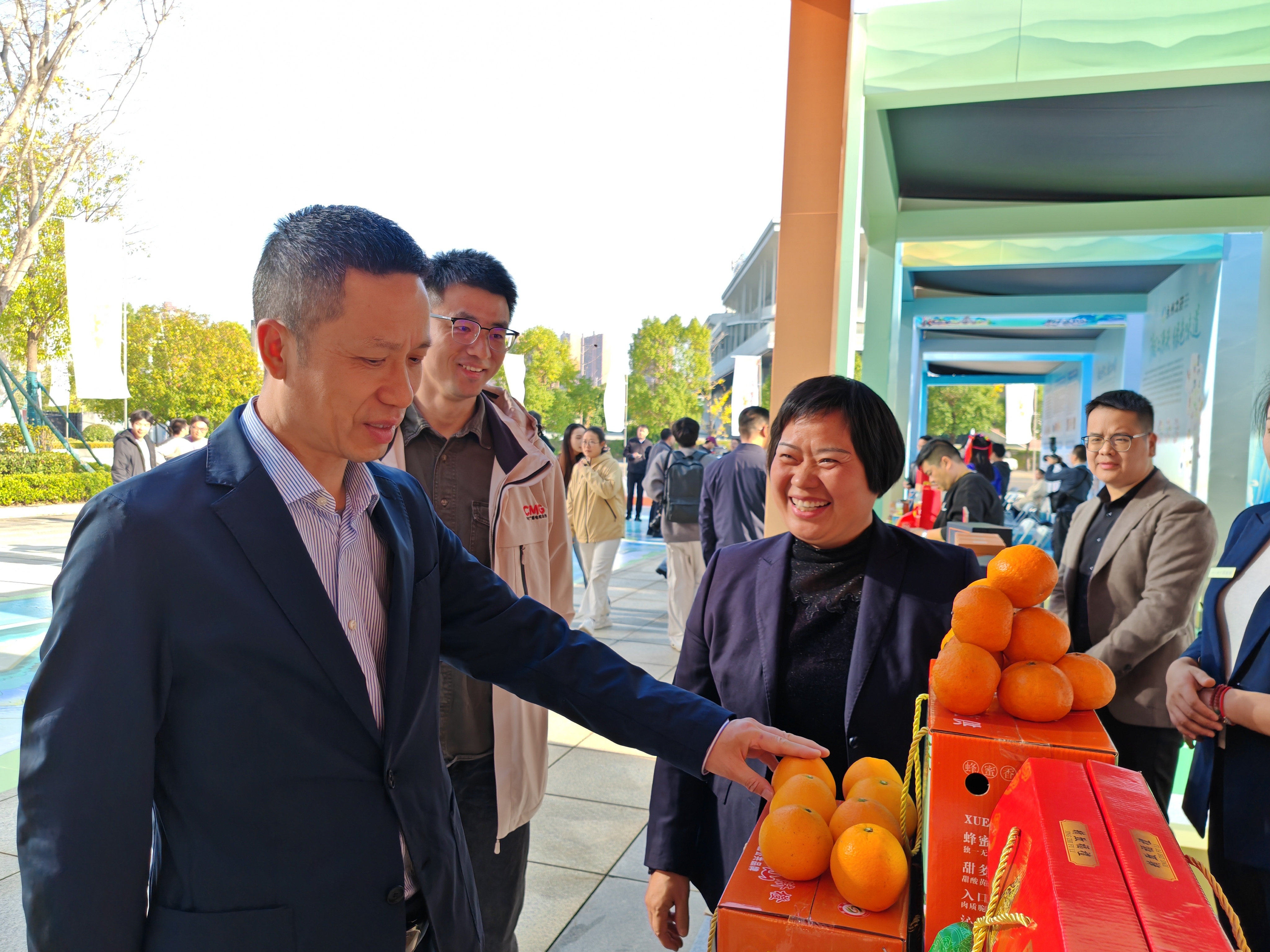 市委常委、宣传部部长胡小刚参观展位并与企业负责人亲切交流