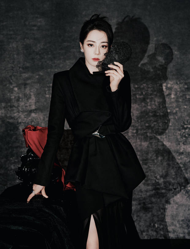 迪丽热巴手拿面具，神秘感拉满。