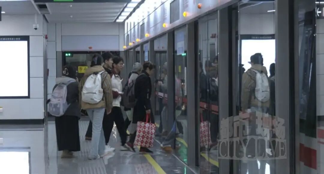 乘客5万元现金遗落车厢 南昌地铁工作人员20分钟成功找回