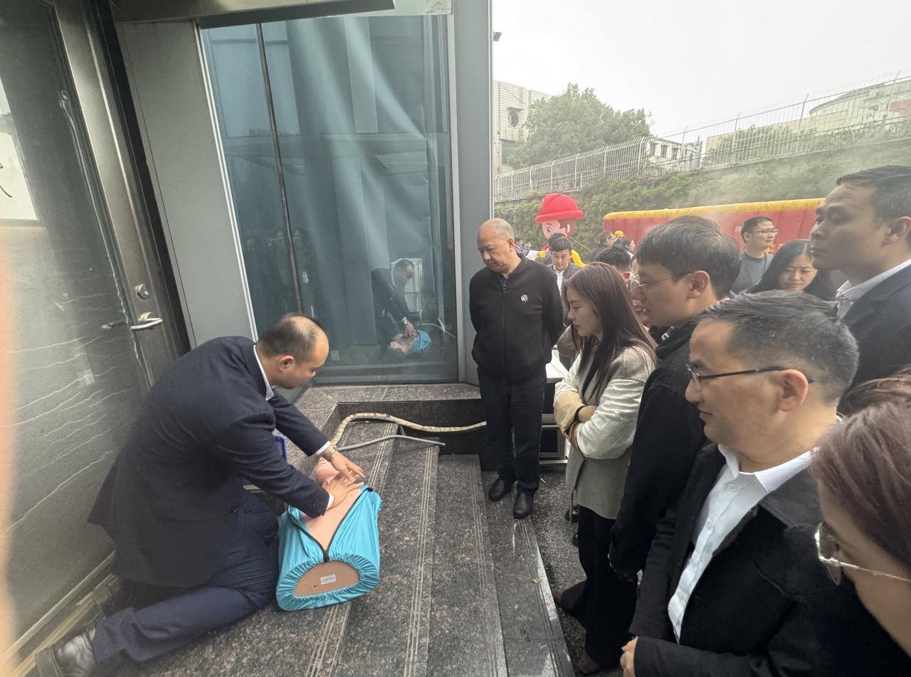 (员工认真学习并体验CPR急救及AED工具使用)