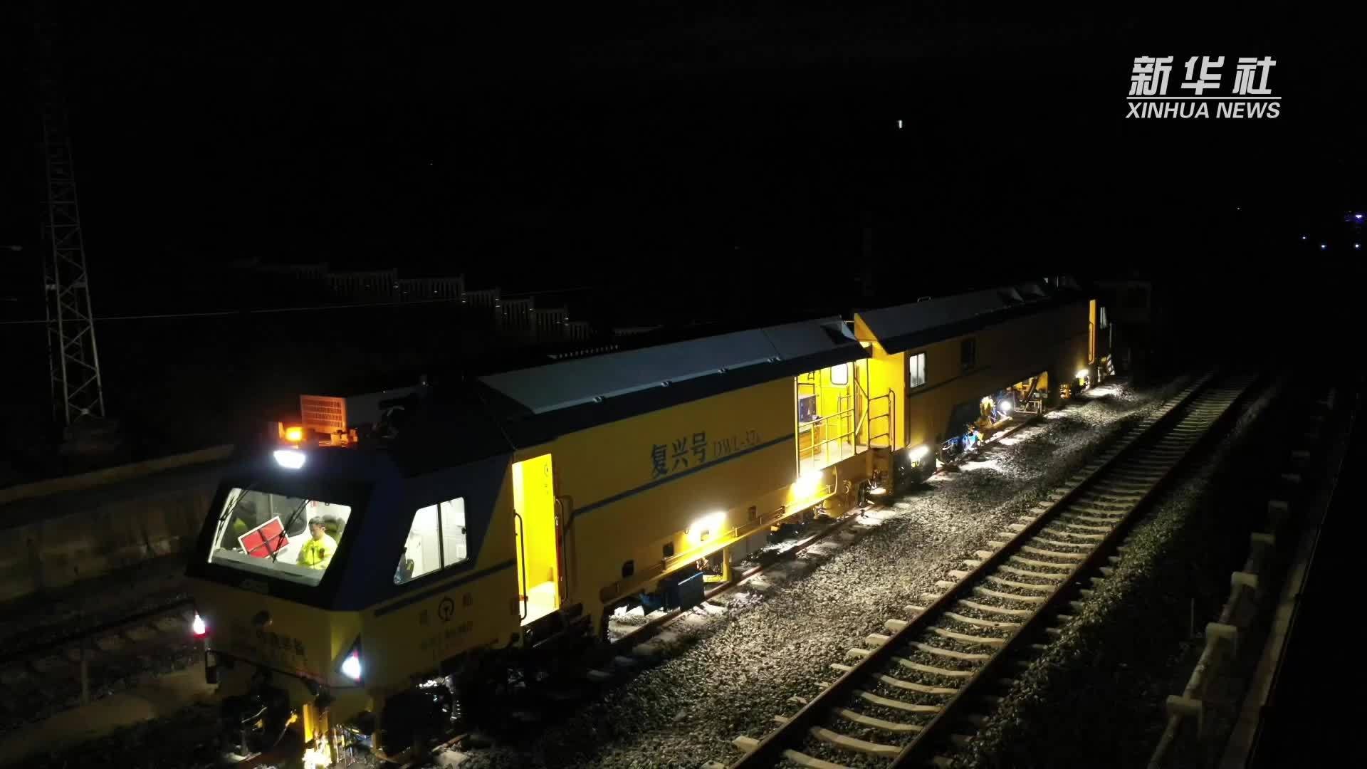 云南：智能养路机械攻克高原铁路养护难题