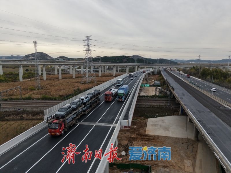 全国首条“6改12”高速公路建设取得新突破！京台高速上跨京沪铁路工程通车