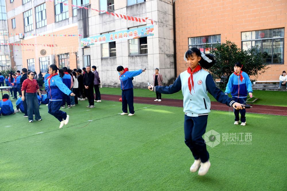 图为学生在参加跳绳项目的比赛。