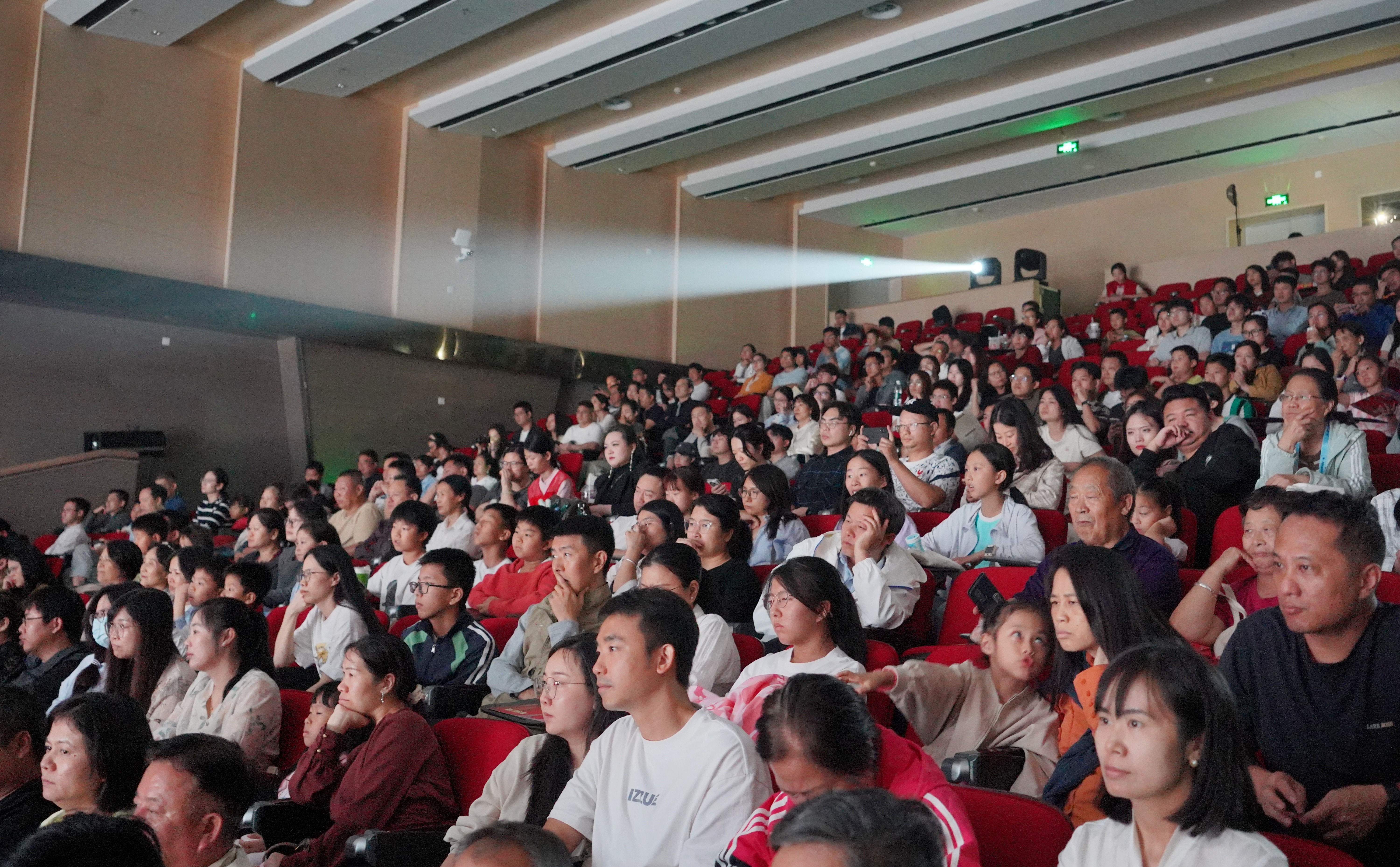 演出现场观众。