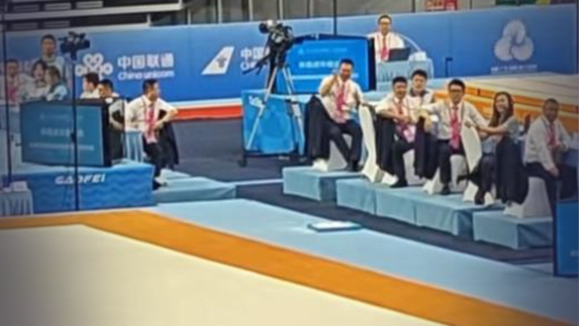 张博恒单杠失误，一裁判鼓掌大笑遭质疑，官方回应：涉事裁判终止比赛执裁资格