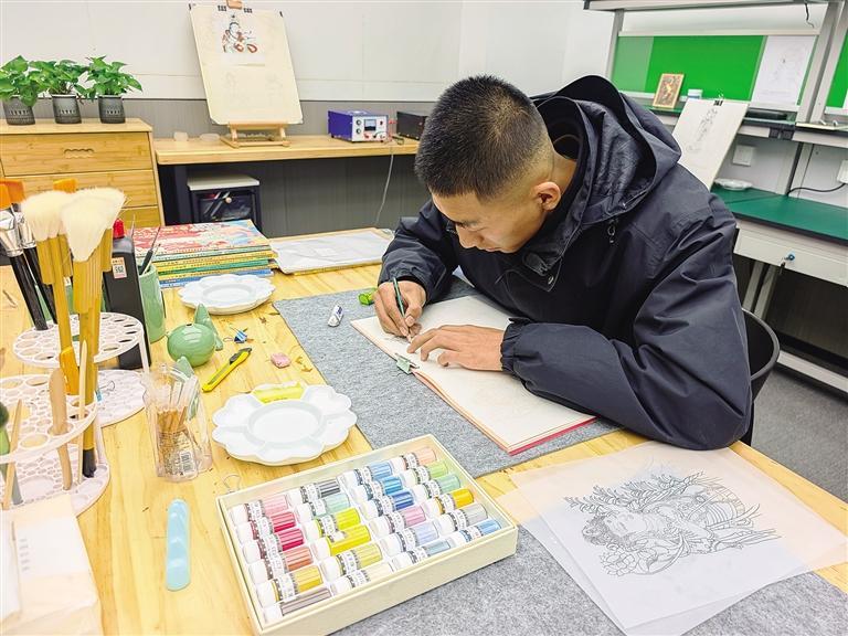 工艺师描摹线稿