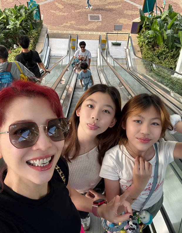 蔡少芬与两个女儿拍照，母女三人貌美如花。