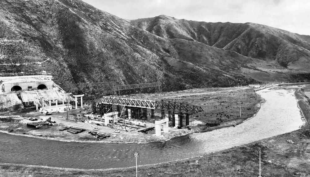 玛艾洮河大桥钢桁梁顶推施工现场