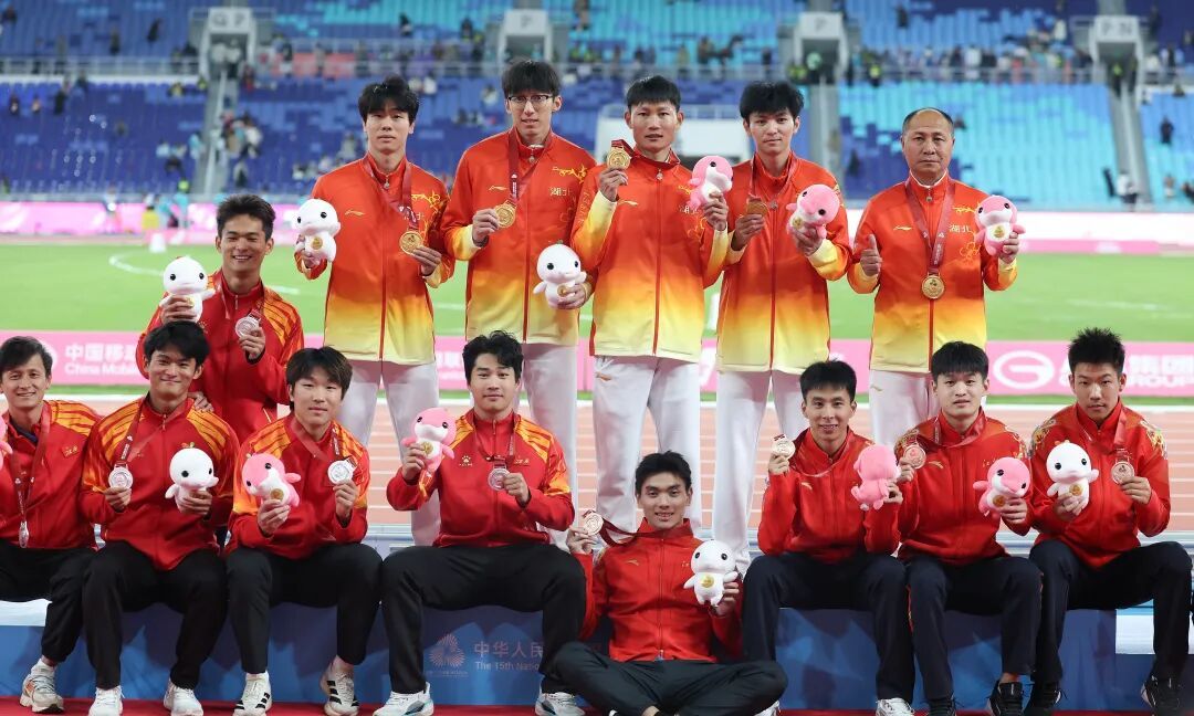 全运会4X100接力夺得金银铜的队伍合影，左边为江西队