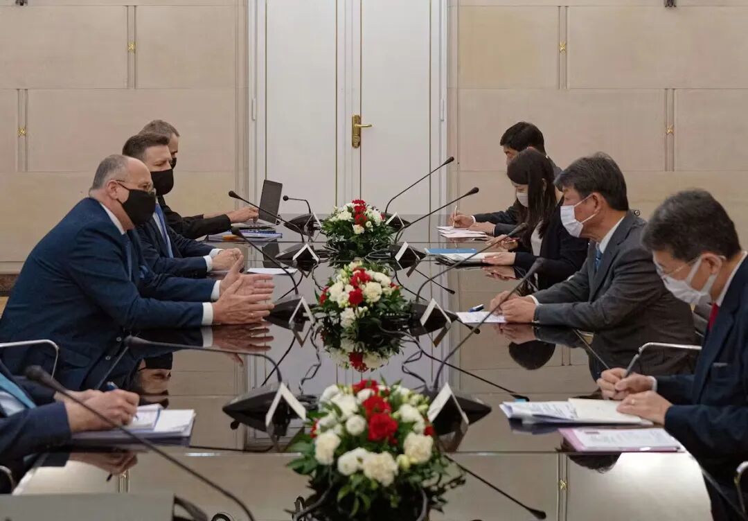 ▎2021年,日本外相茂木敏充(右二)会见时任波兰外长拉乌(左一)。(图片来源:日本外务省)。