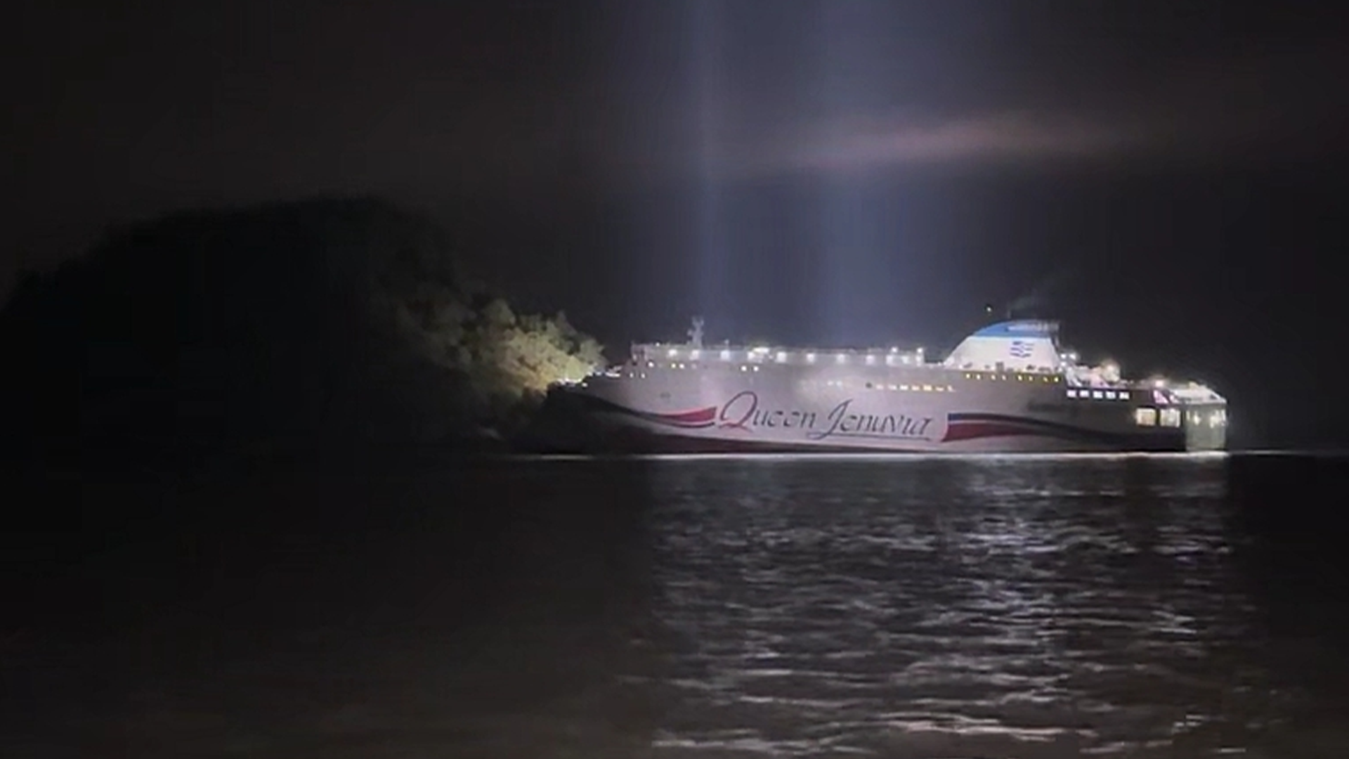 突发！韩国一艘载有260多人的客轮撞上岩石