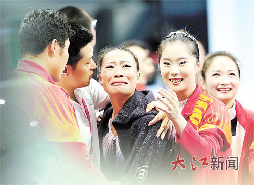 夺冠后邓娅兰激动落泪。