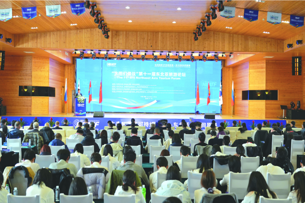 作为吉林省文旅教育领域的标杆院校，长春大学旅游学院受邀参会并作《“大图们倡议”下文旅出海的长旅方案》主题发言，为东北亚区域文旅融合发展贡献“吉林方案”。党委书记范琳琳在主论坛上系统阐述了学校立足服务国家“一带一路”倡议与东北亚区域繁荣大局，创新提出的“江铁海联运”国际文旅走廊建设方案。范琳琳表示，学校依托集团化办学特色优势，通过“交通+旅游+教育+文化”的创新模式，在“东北亚长旅号”旅游观光班列1号线成功运营基础上，将打造其他5条不同行程与周期的亚欧洲际旅游线路，推动物流出海的经济线升级为人文交流的旅游线，最终实现以区域共赢的合作线，构建“跨境无界、海陆互通”的旅游新格局。同时积极履行服务地方文旅发展的职能，通过冰雪丝路学院的建设，将“长白天下雪”的强劲势能推向全国、链接世界，为大图们区域冰雪文旅融合与国际化发展提供人才支撑。