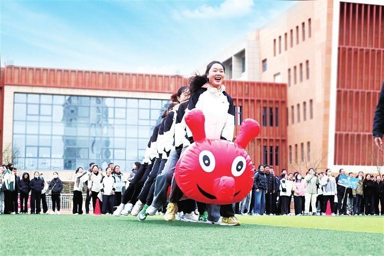 近日，新区教育和卫生健康委举办兰州新区教育卫生健康系统职工趣味运动会，新区教育卫生健康委机关和系统各单位的600多名干部职工参加了运动会。图为参赛选手激烈比拼。兰州新区报记者　姜波　摄