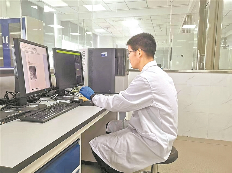 图为袁志勇博士正在进行电瓷材料扫描检测。