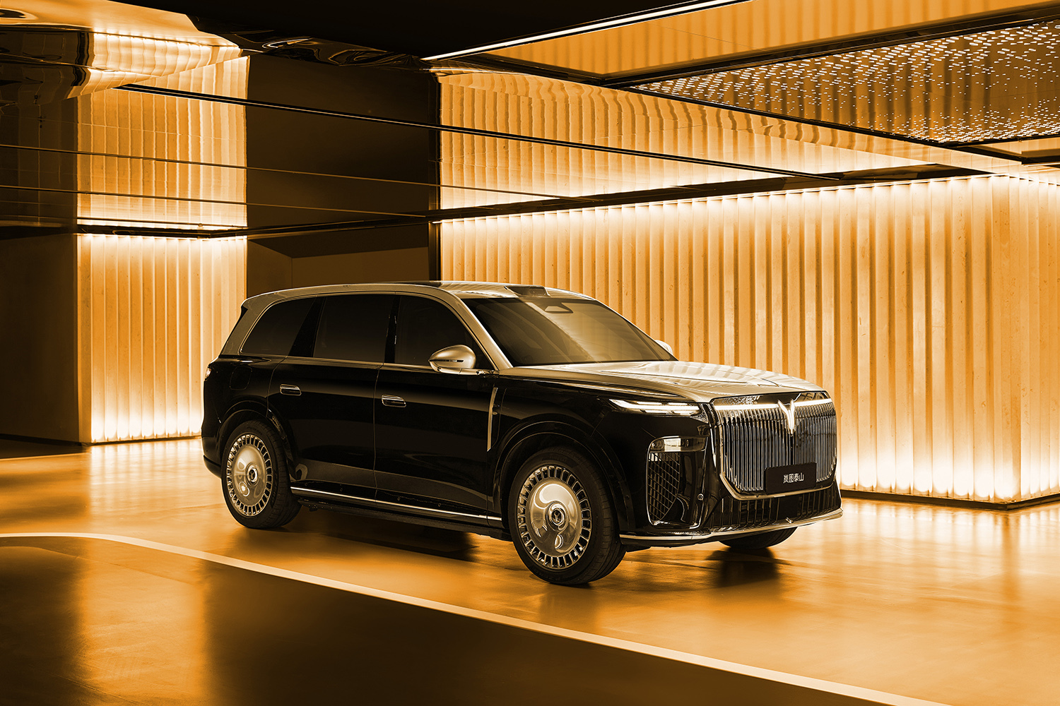 科技创新融汇中国文化的新豪华 大六座旗舰SUV岚图泰山售37.99万元起