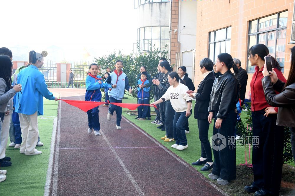图为学生在参加跑步项目的比赛。