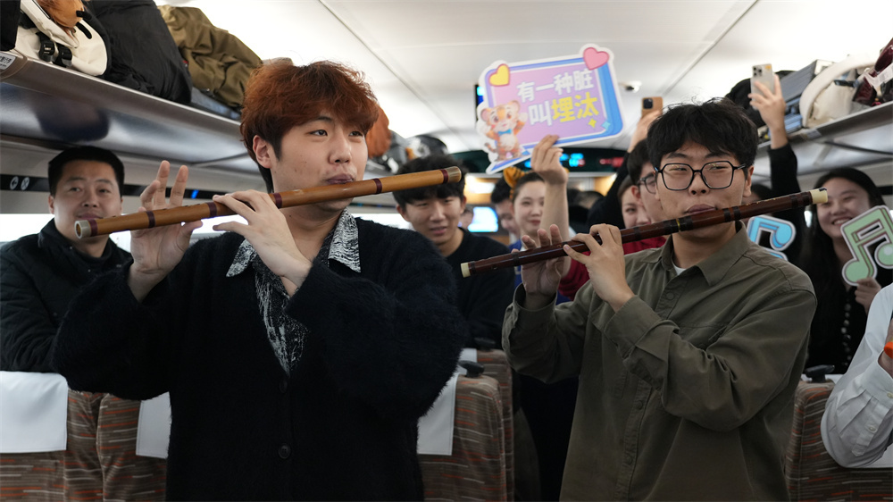 京哈高铁上的“冰雪民俗音乐会”