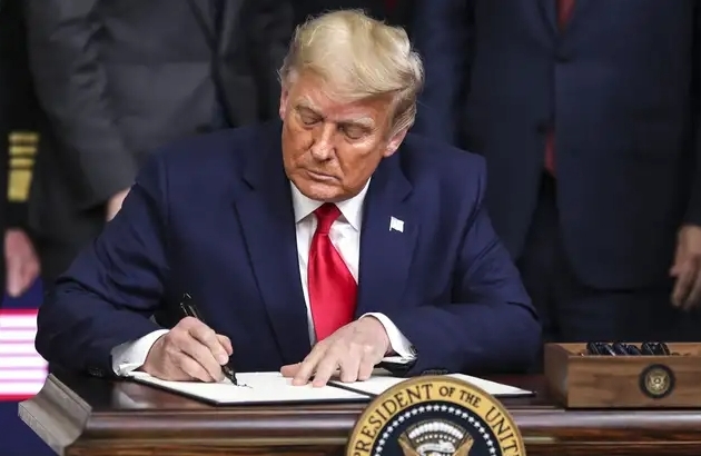 特朗普称已经签署强制公开爱泼斯坦文件的法案