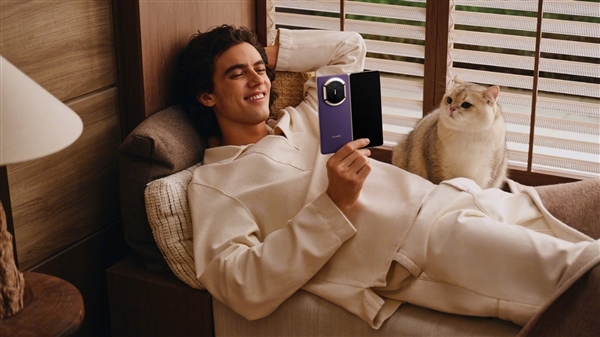 华为Mate X7搭载全新折叠玄武架构:更耐摔、80℃热水也不怕