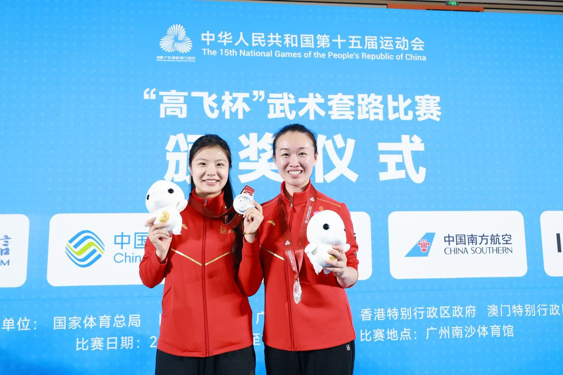 吴旭（左一）站上全运会领奖台　图片来源：受访运动员提供